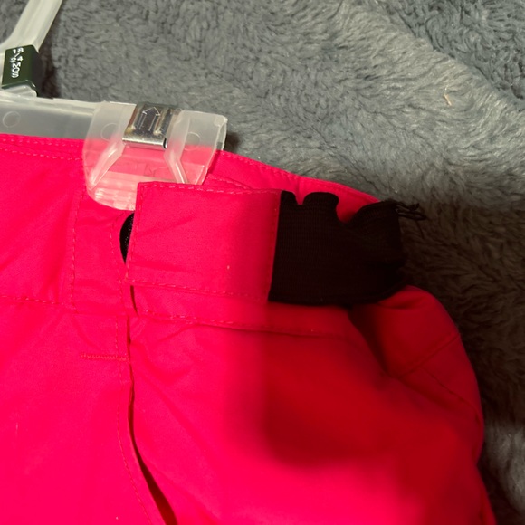 Columbia snowpants with adjustable waist and ankle strap for snug fit over boots - Picture 5 of 9